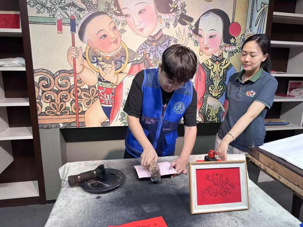 图片来源：天津商业大学   实践团体验非遗木板年画